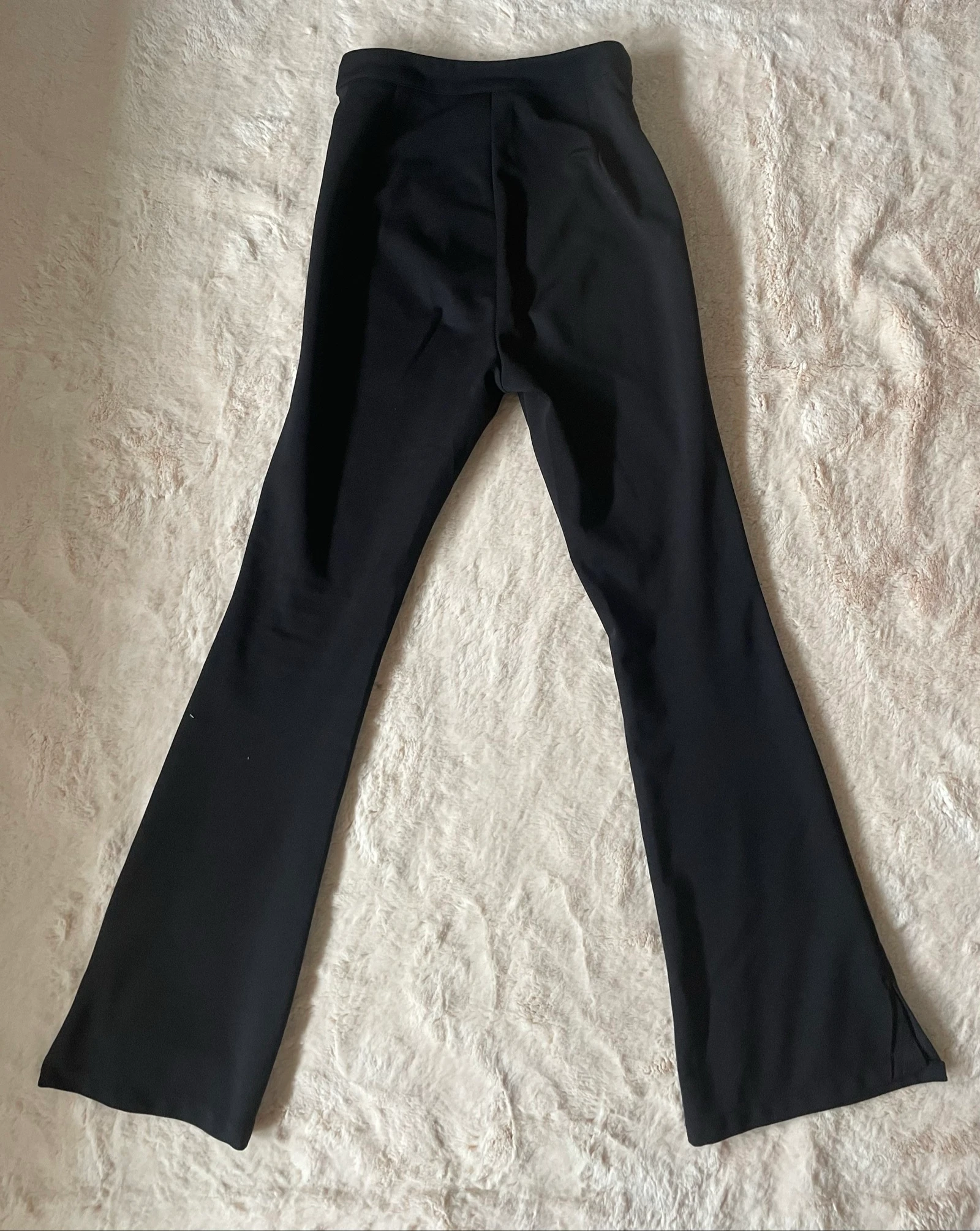 Zwarte uitlopende broek met broek-effect | Elastische stof – photo 2